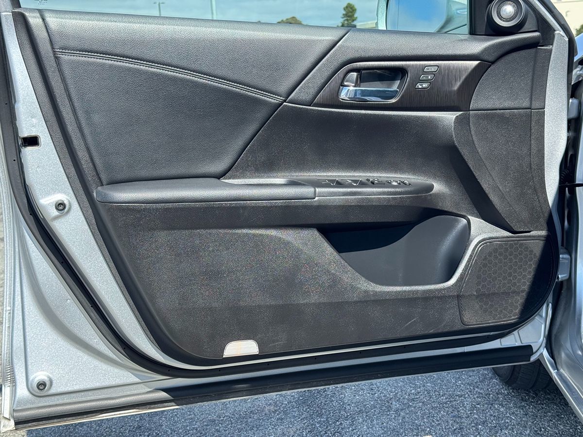 2014 Honda Accord Hybrid Touring photo 26