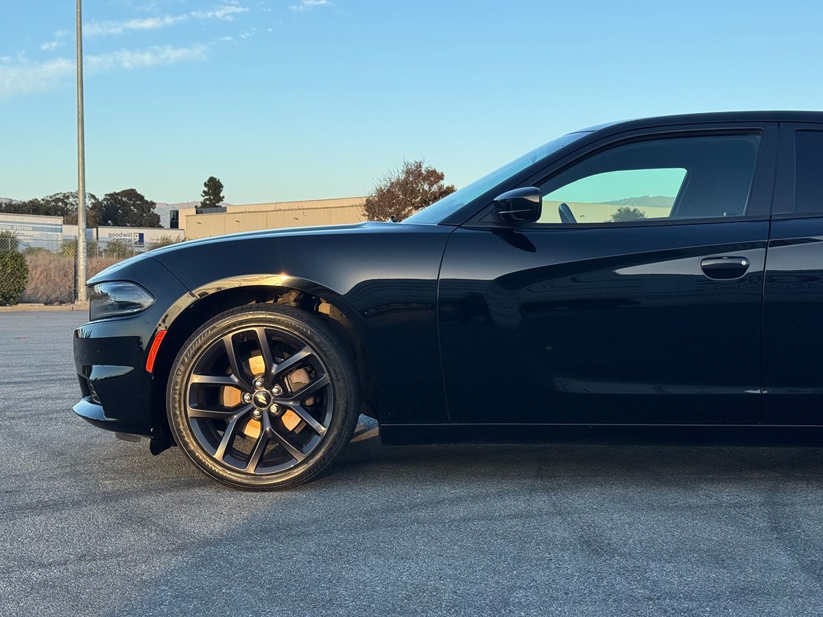 2019 Dodge Charger SXT Plus photo 2