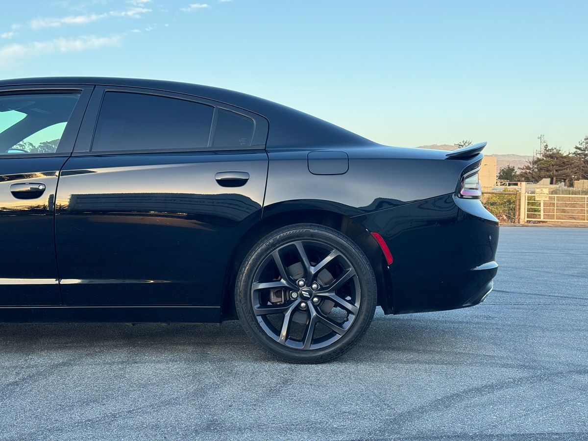 2019 Dodge Charger SXT Plus photo 3