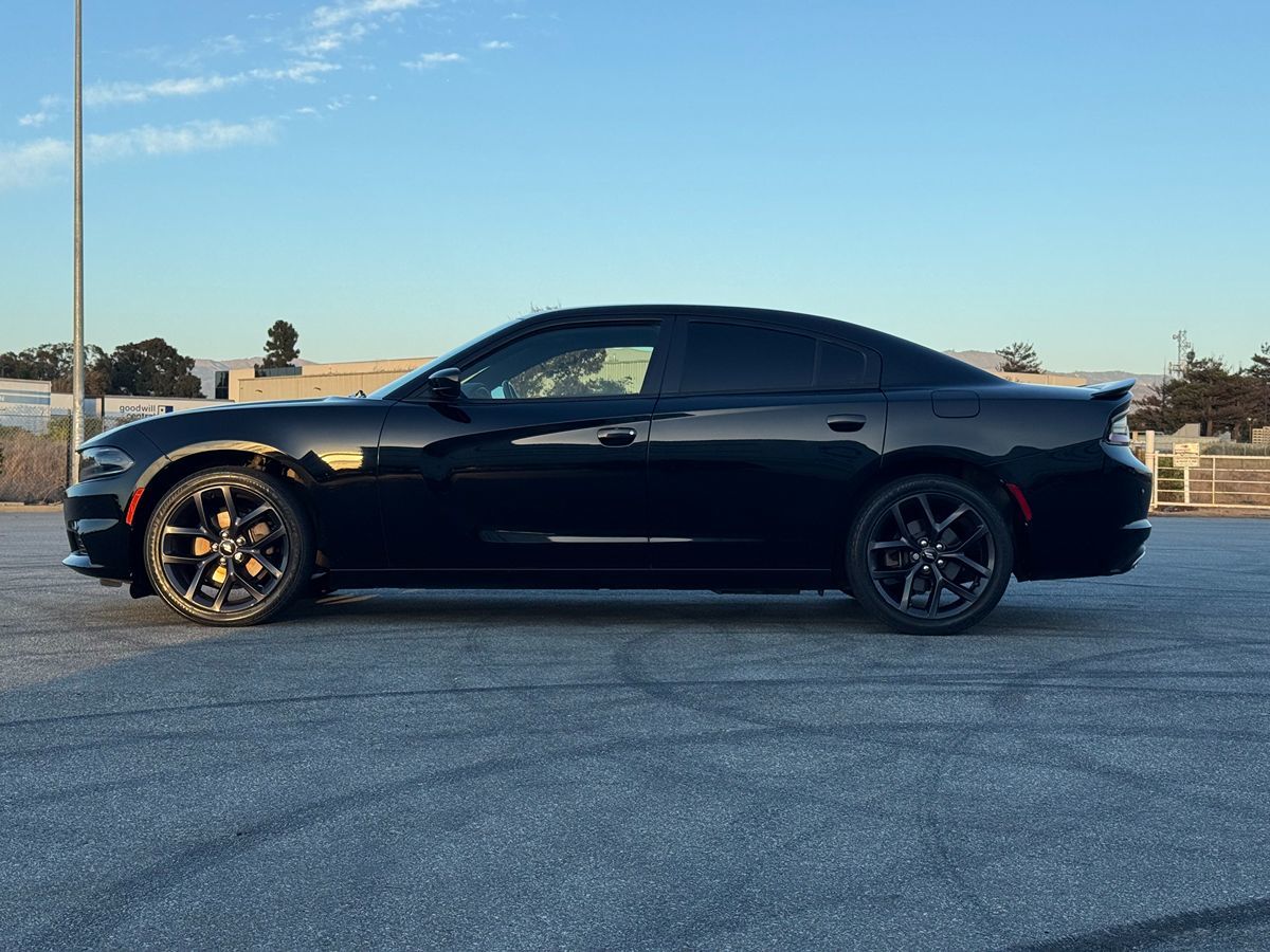 2019 Dodge Charger SXT Plus photo 4