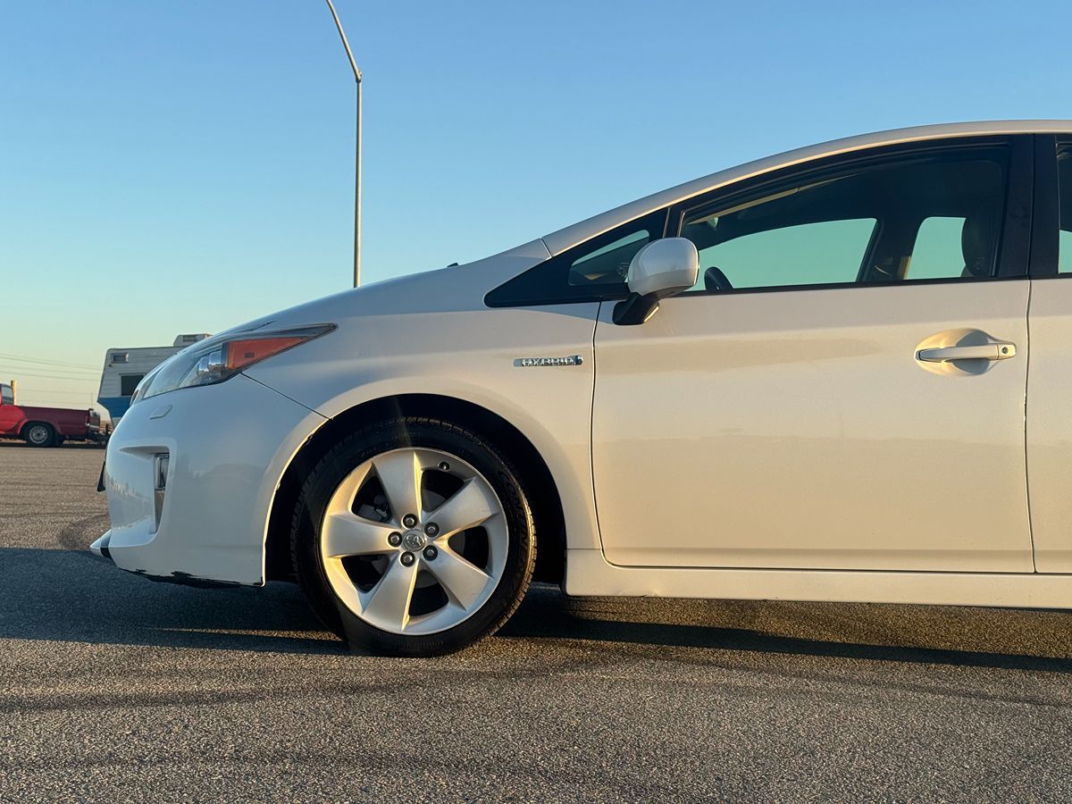 2015 Toyota Prius Five photo 2