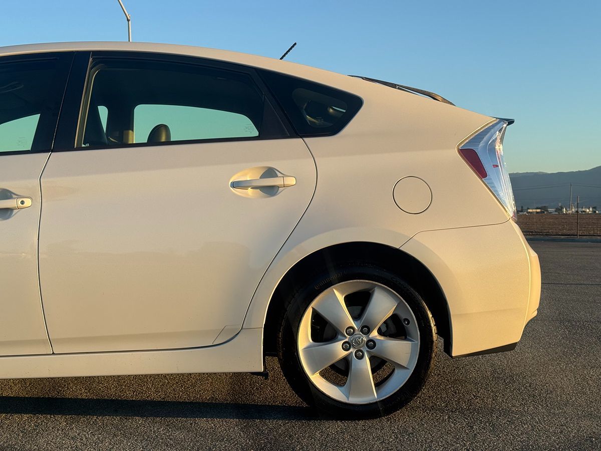 2015 Toyota Prius Five photo 3