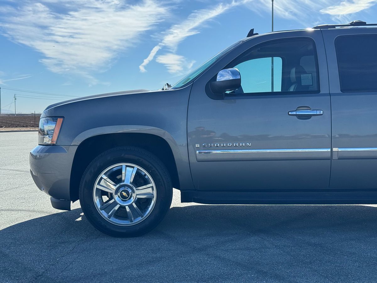 2009 Chevrolet Suburban LTZ photo 2