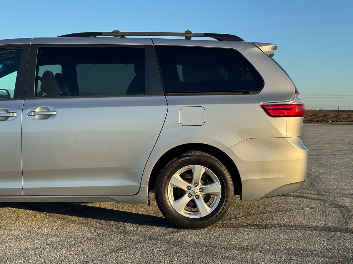 2016 Toyota Sienna LE photo 3