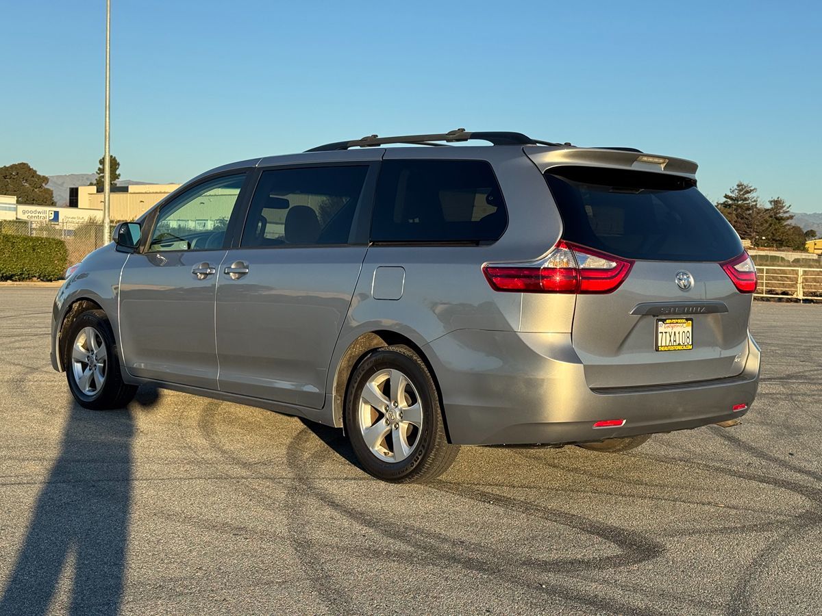 2016 Toyota Sienna LE photo 4