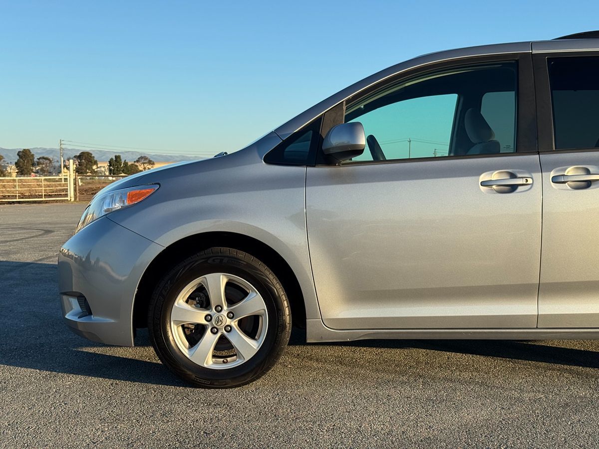 2016 Toyota Sienna LE photo 2