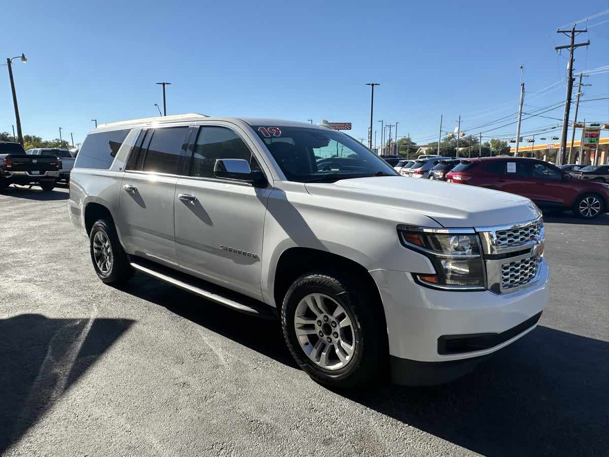2019 Chevrolet Suburban LT photo 3