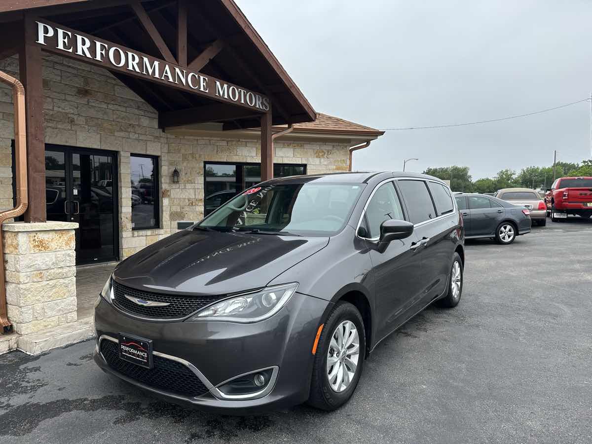 2019 Chrysler Pacifica Touring Plus's photo