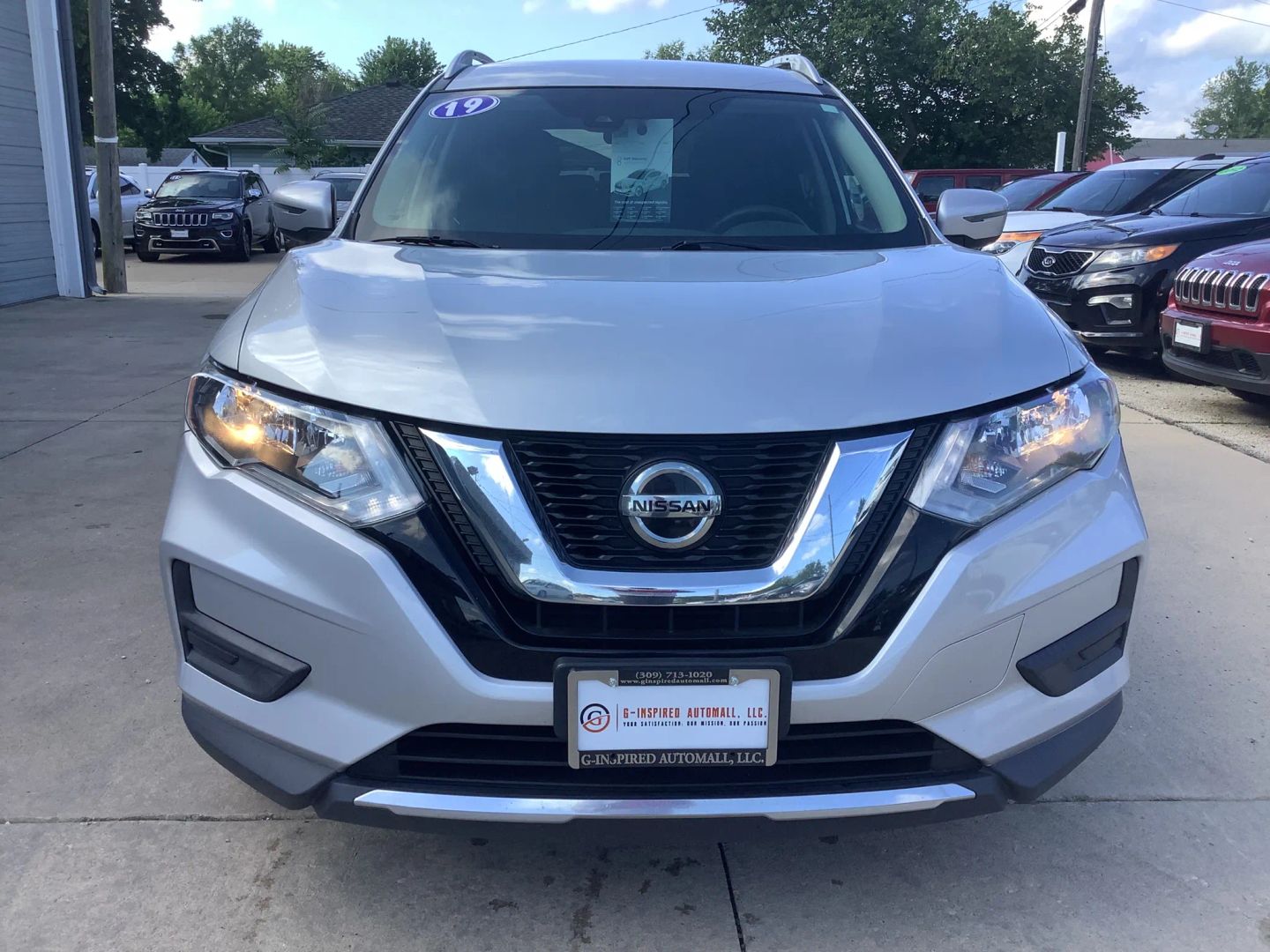 2019 Nissan Rogue SV photo 2