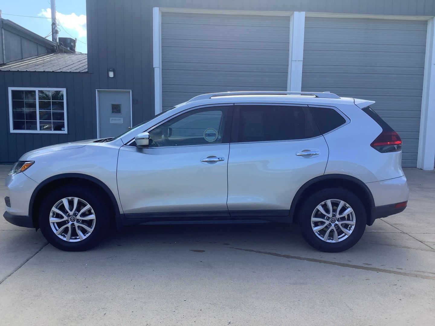 2019 Nissan Rogue SV photo 4