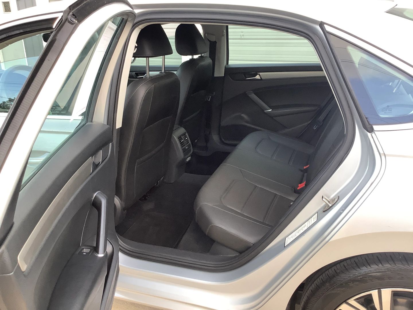 2021 Volkswagen Passat 2.0T SE photo 12