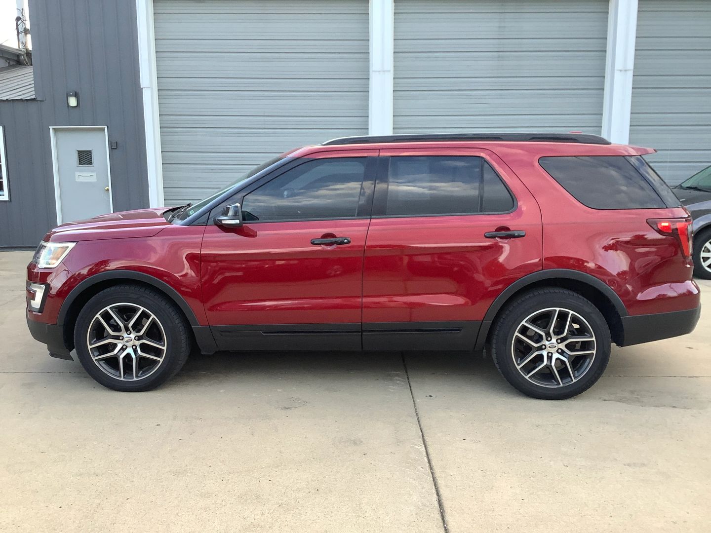 2017 Ford Explorer Sport photo 2