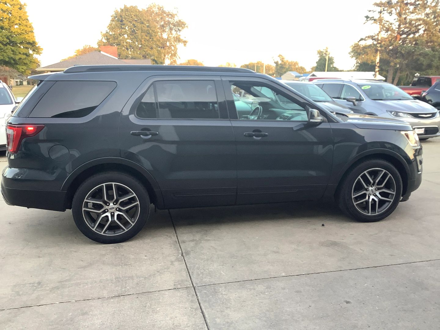 2017 Ford Explorer Sport photo 2