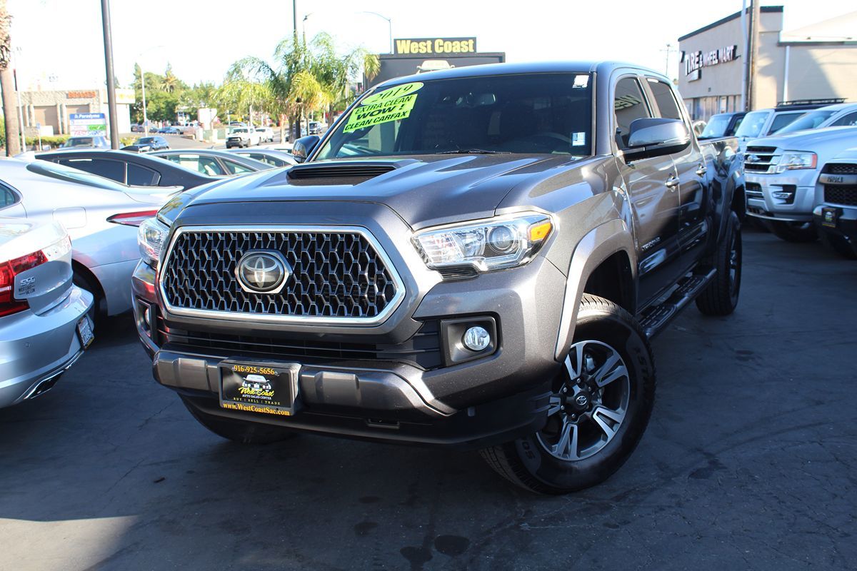 2019 Toyota Tacoma TRD Sport photo 2