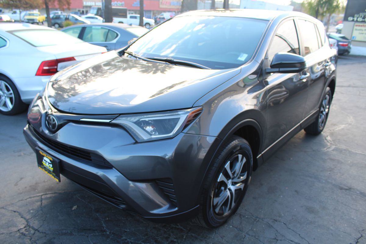 2018 Toyota RAV4 LE photo 4