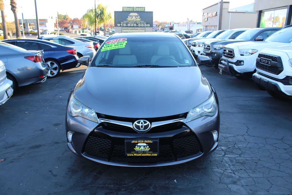 2016 Toyota Camry SE photo 3