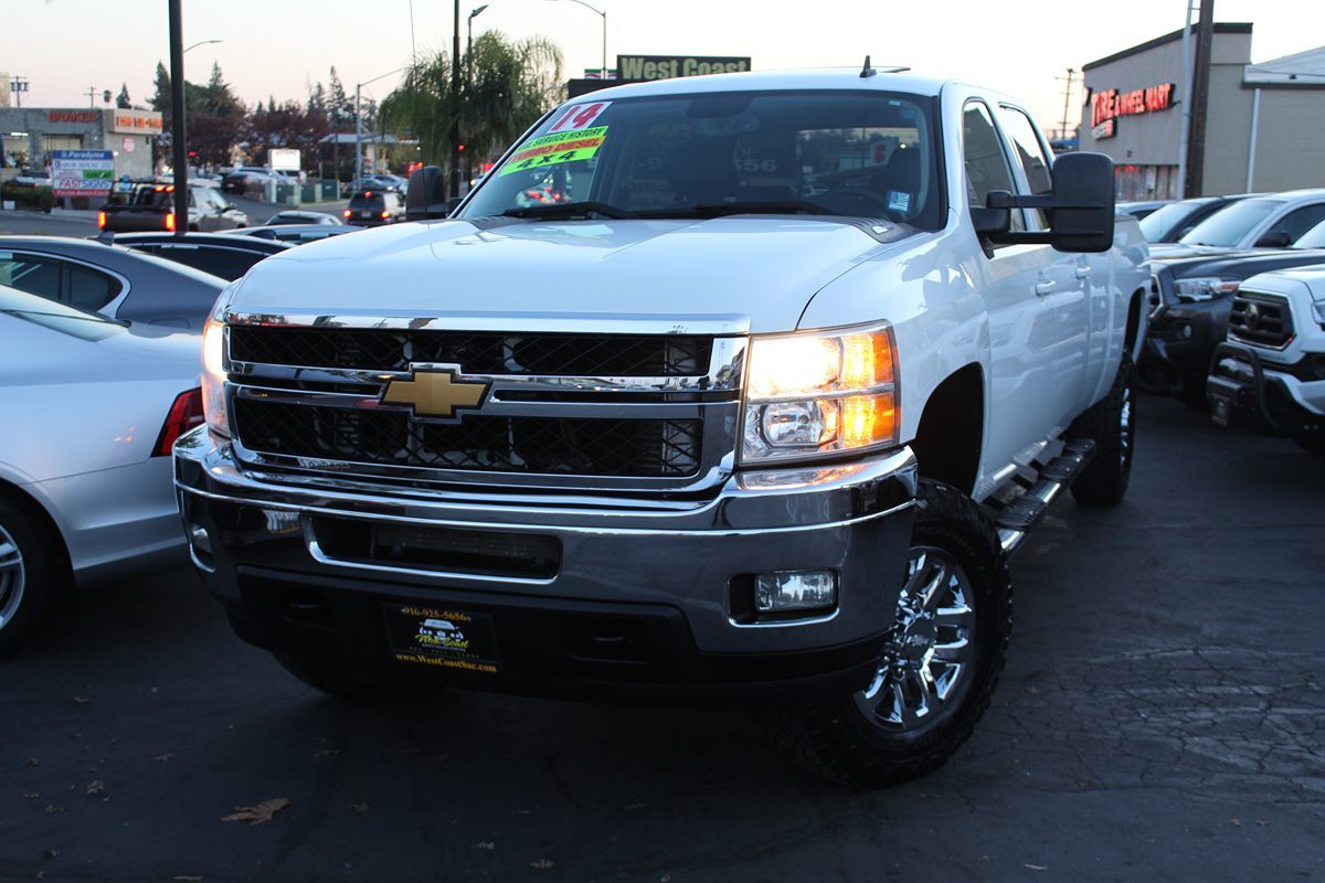 2014 Chevrolet Silverado 2500HD LTZ photo 2