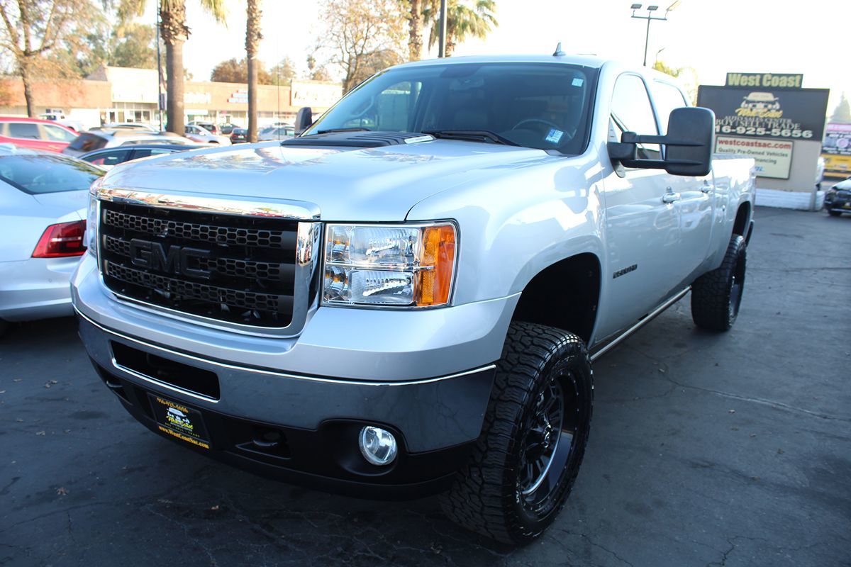 2011 GMC Sierra 2500HD SLT photo 4