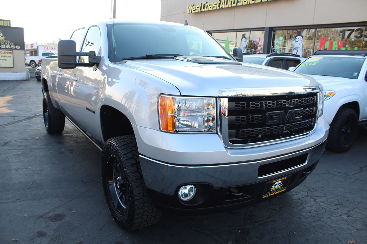 2011 GMC Sierra 2500HD SLT photo 8