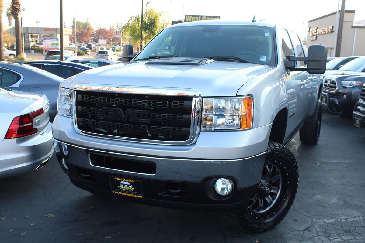 2011 GMC Sierra 2500HD SLT photo 2