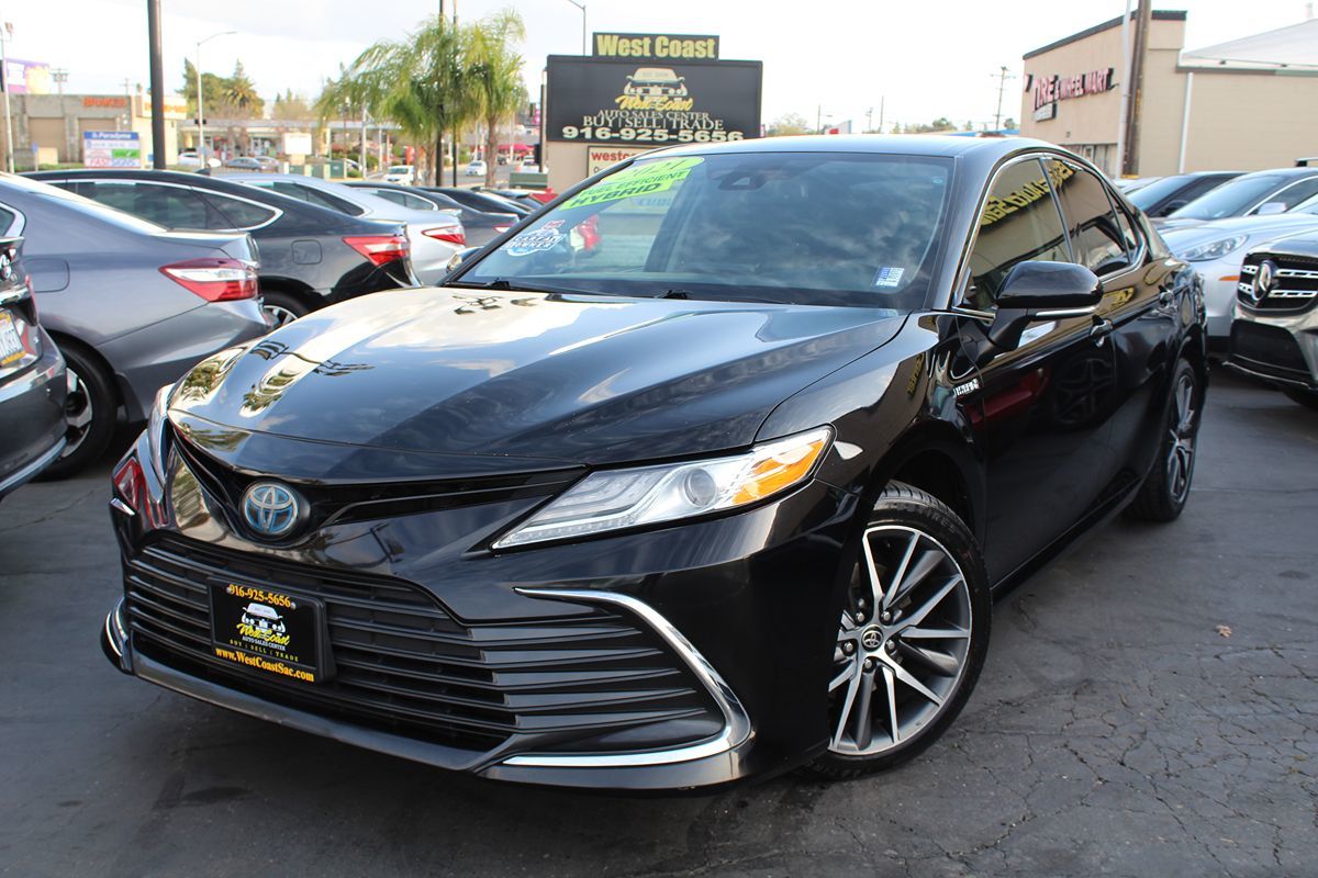 2021 Toyota Camry XLE photo 2