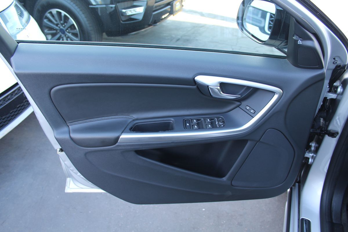2018 Volvo V60 Base - Photo 17