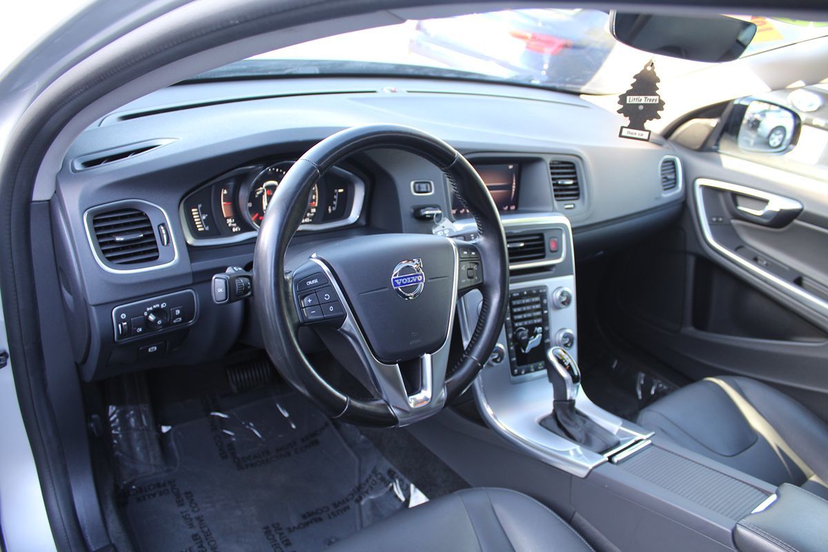 2018 Volvo V60 Base - Photo 18