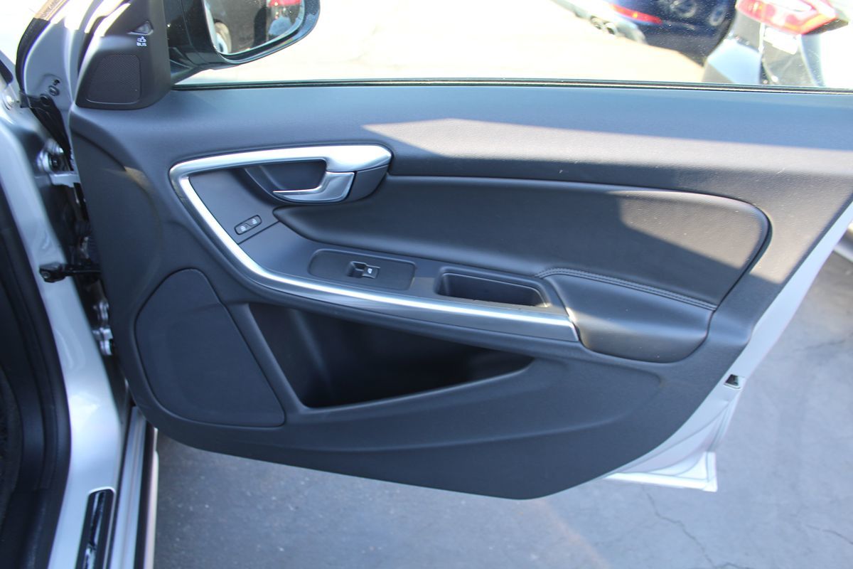 2018 Volvo V60 Base - Photo 20