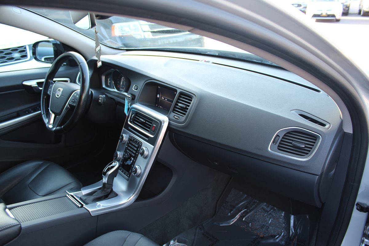 2018 Volvo V60 Base - Photo 21