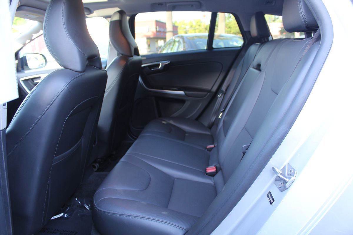 2018 Volvo V60 Base - Photo 24