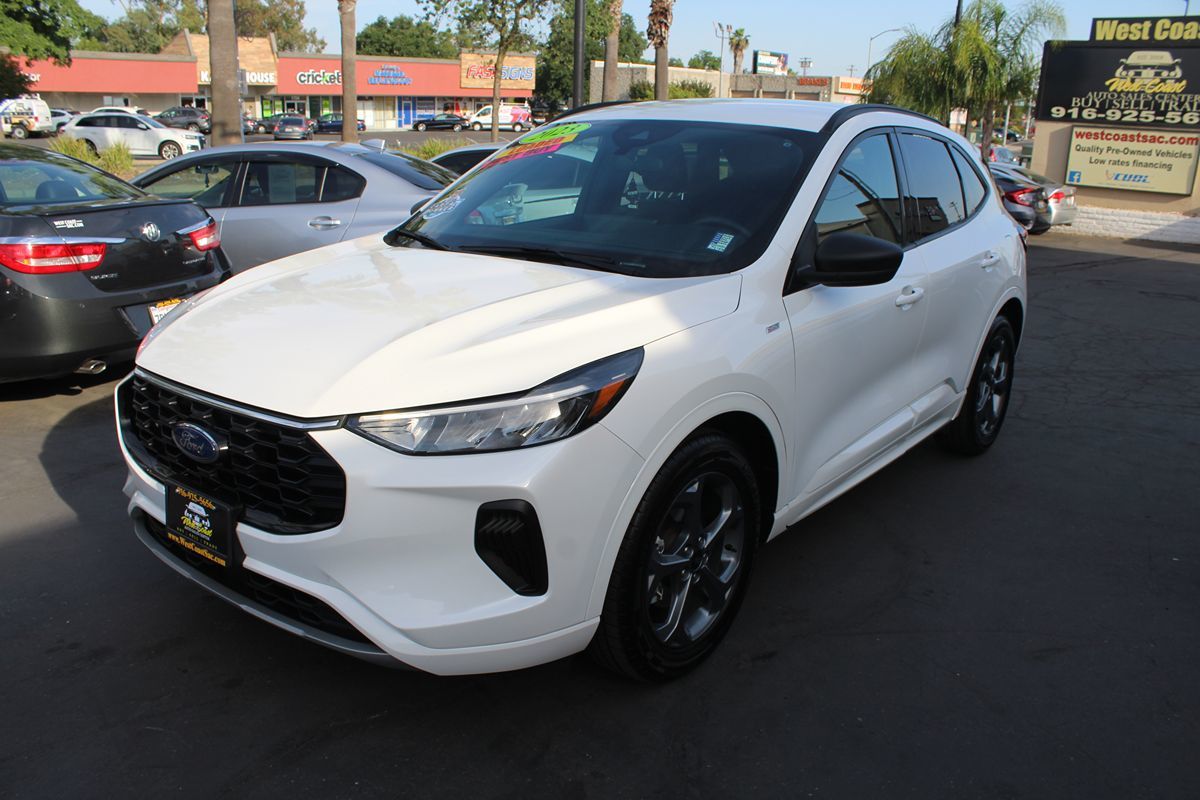 2023 Ford Escape ST-Line photo 4