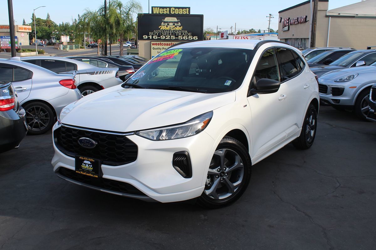 2023 Ford Escape ST-Line photo 2