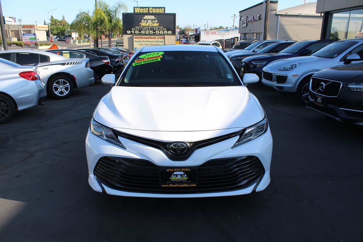 2018 Toyota Camry LE photo 3