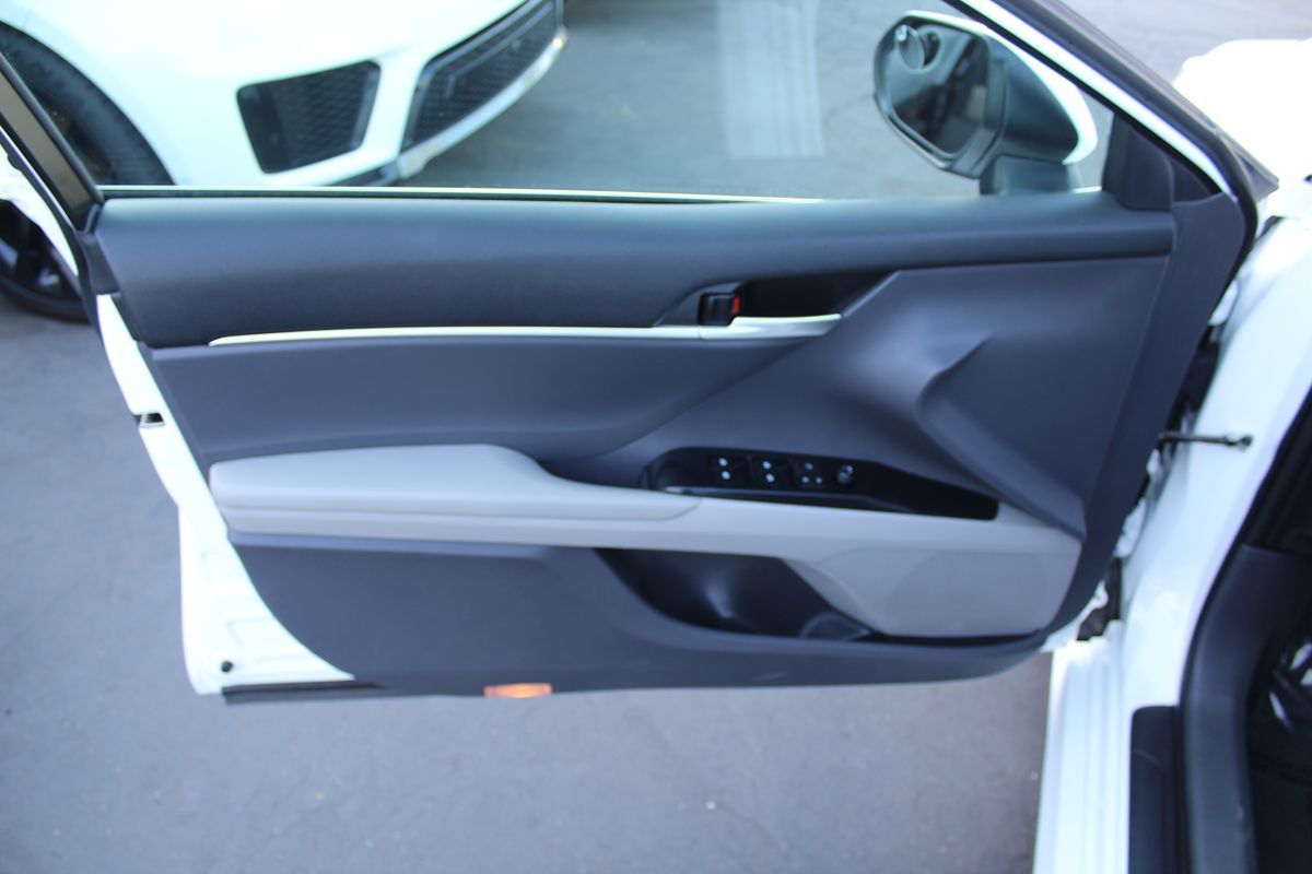 2018 Toyota Camry LE photo 15