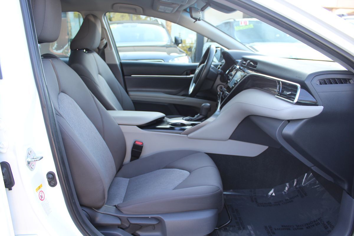 2018 Toyota Camry LE photo 19