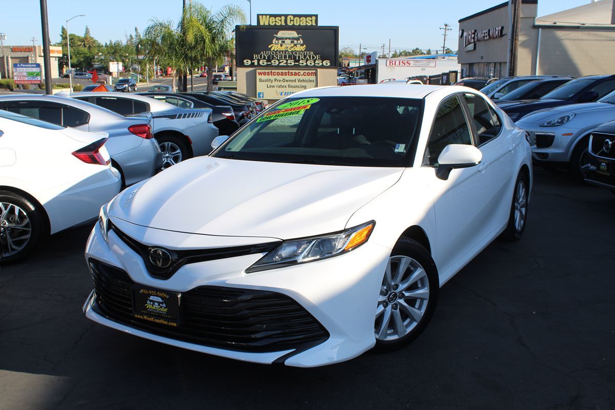 2018 Toyota Camry LE photo 2