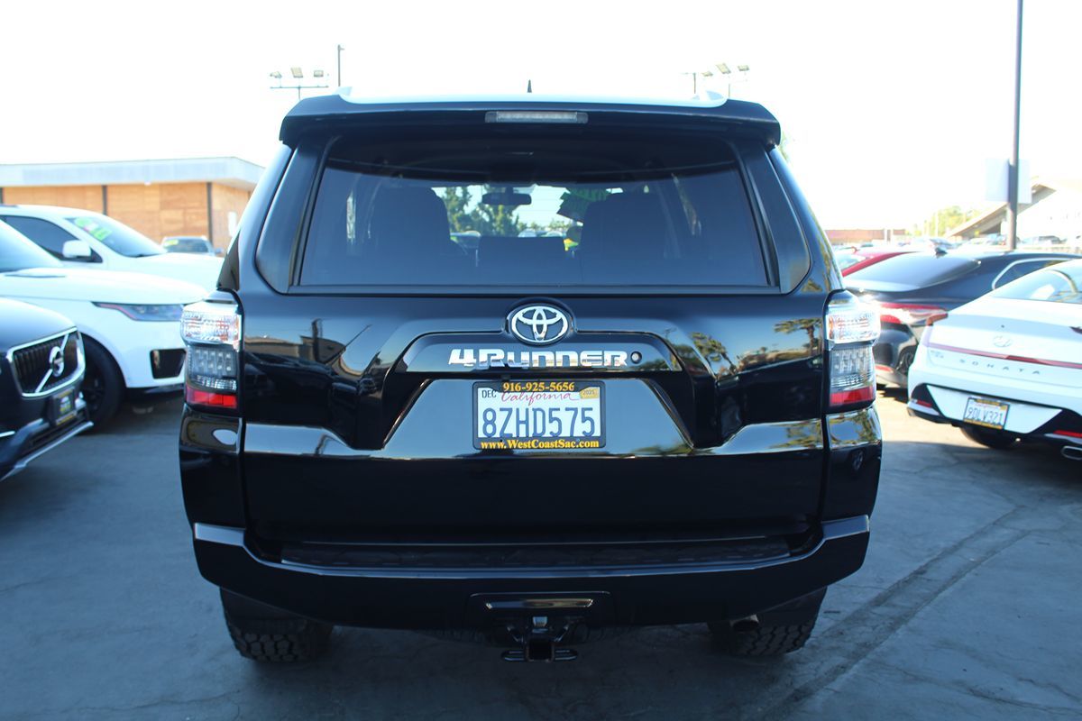 2018 Toyota 4Runner SR5 photo 6