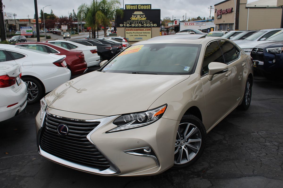 2018 Lexus ES 300h photo 2