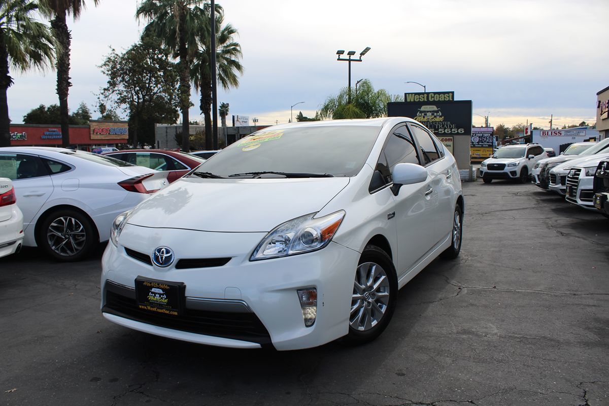 2014 Toyota Prius Plug-in photo 2