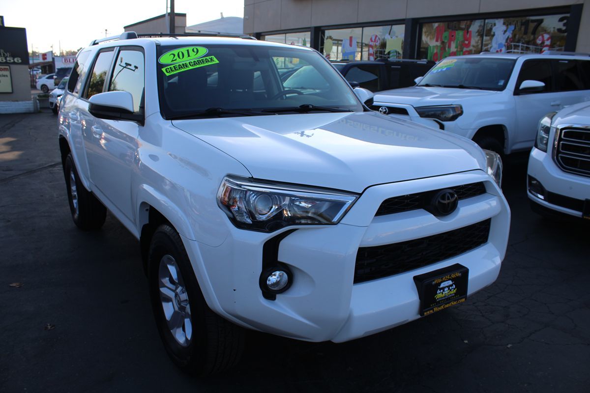 2019 Toyota 4Runner SR5 photo 4