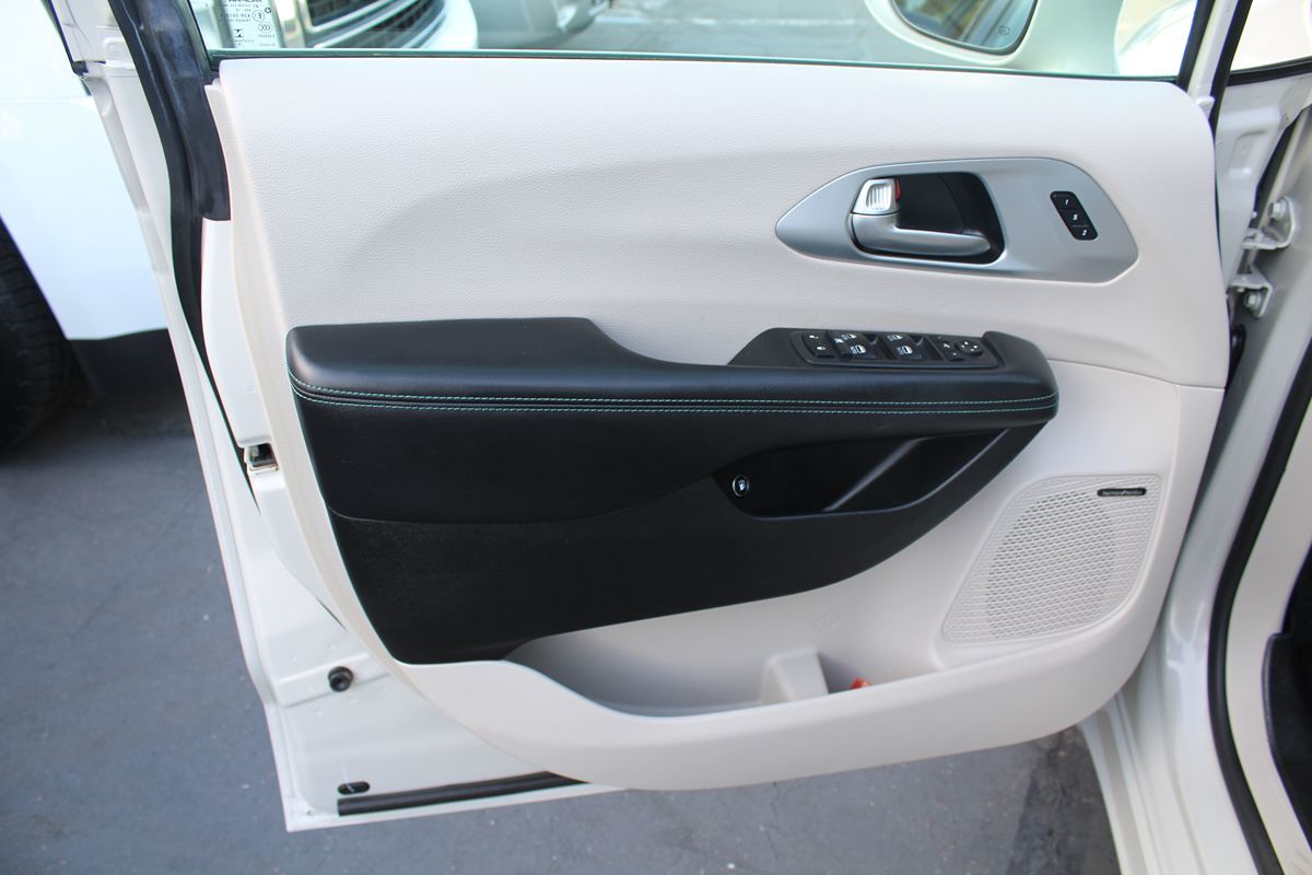 2020 Chrysler Pacifica Hybrid Limited - Photo 14