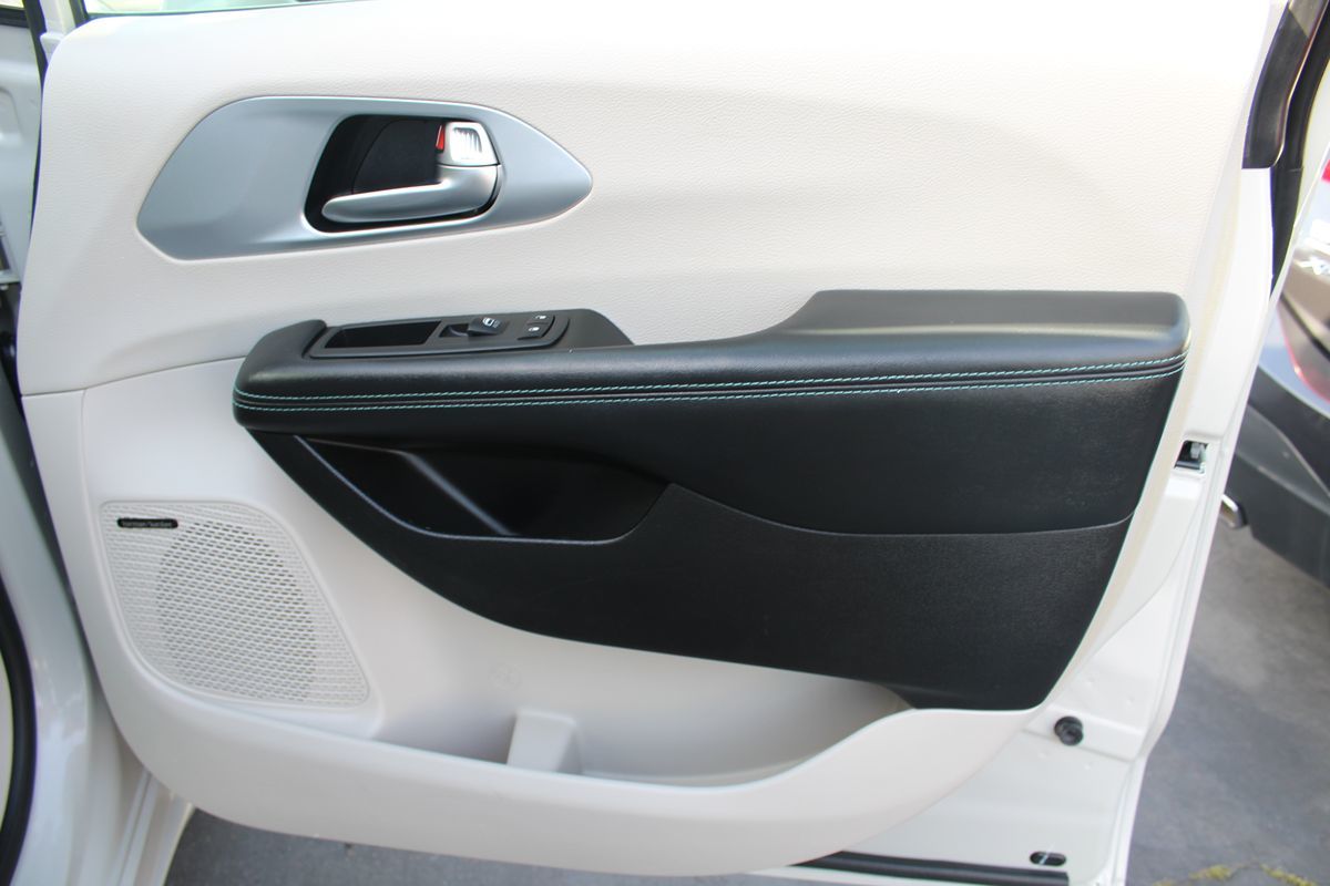2020 Chrysler Pacifica Hybrid Limited - Photo 23
