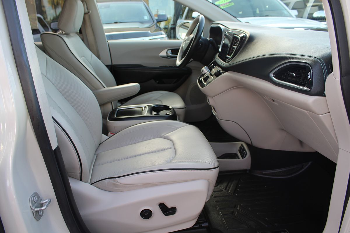 2020 Chrysler Pacifica Hybrid Limited - Photo 25