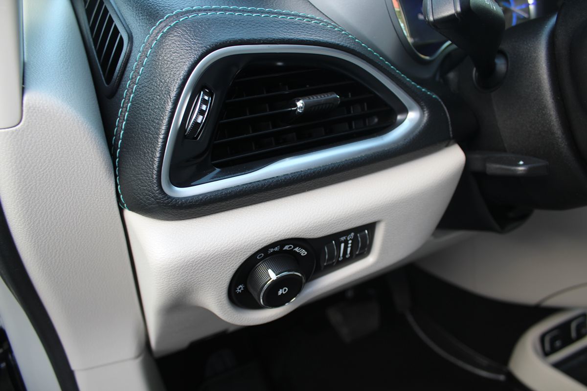 2020 Chrysler Pacifica Hybrid Limited - Photo 28