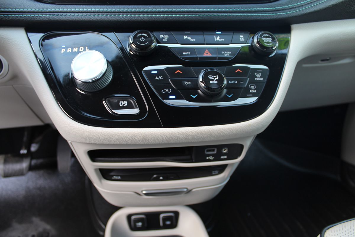 2020 Chrysler Pacifica Hybrid Limited - Photo 30