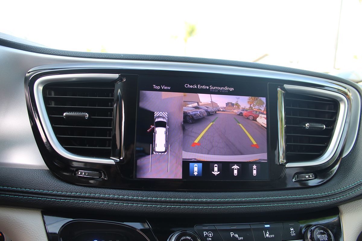 2020 Chrysler Pacifica Hybrid Limited - Photo 32
