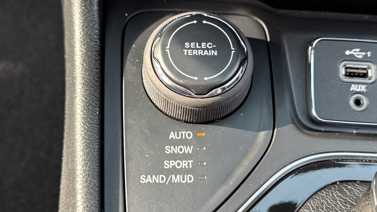 2023 Jeep Cherokee Altitude Lux photo 27