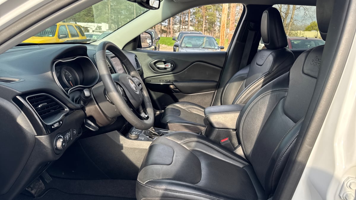 2023 Jeep Cherokee Altitude Lux photo 9