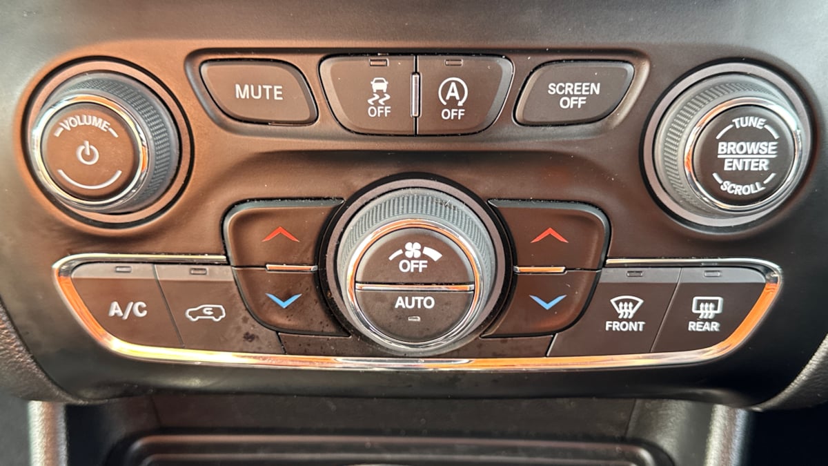 2023 Jeep Cherokee Altitude Lux photo 24