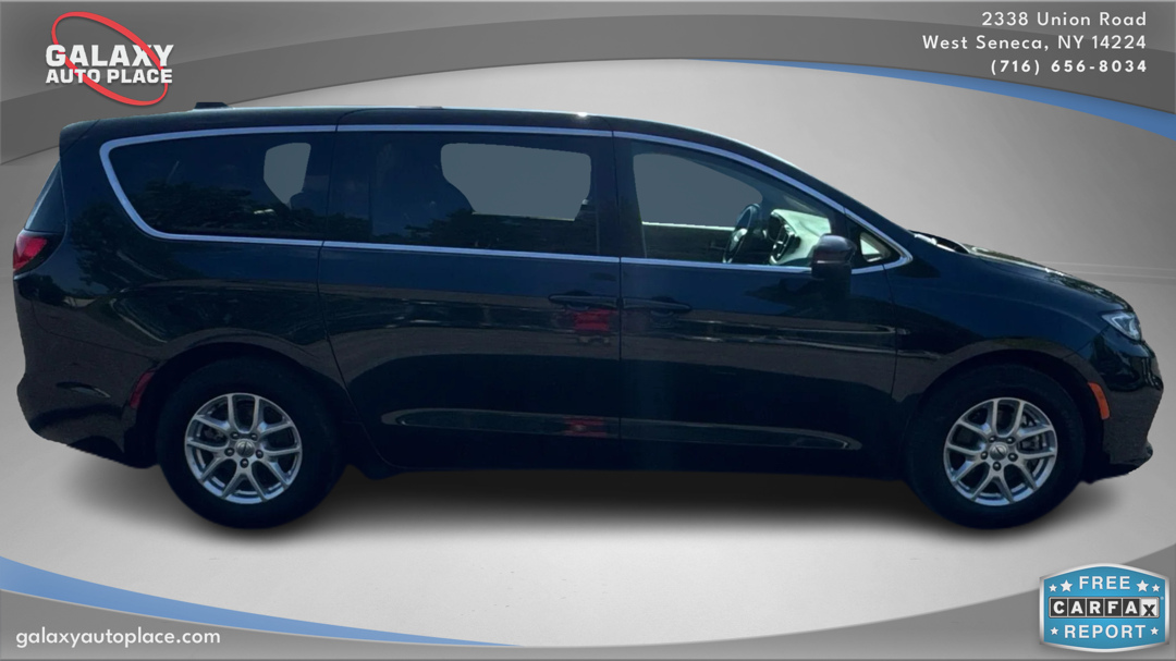 2023 Chrysler Pacifica Touring L photo 4